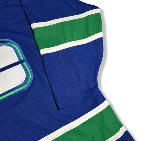 Vintage CCM Vancouver Canucks Hockey Jersey - Picture 4 of 5